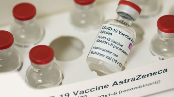 Коронавирус: американцам не советуют посещать 80% планеты, Оксфорд заражает переболевших по новой