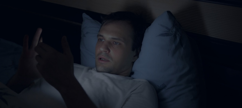 Эксперт рассказал, можно ли спать рядом с телефоном 