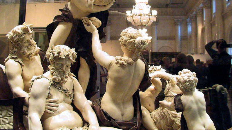 Эрмитаж получил официальную жалобу о негативном влиянии обнажённых скульптур на детей