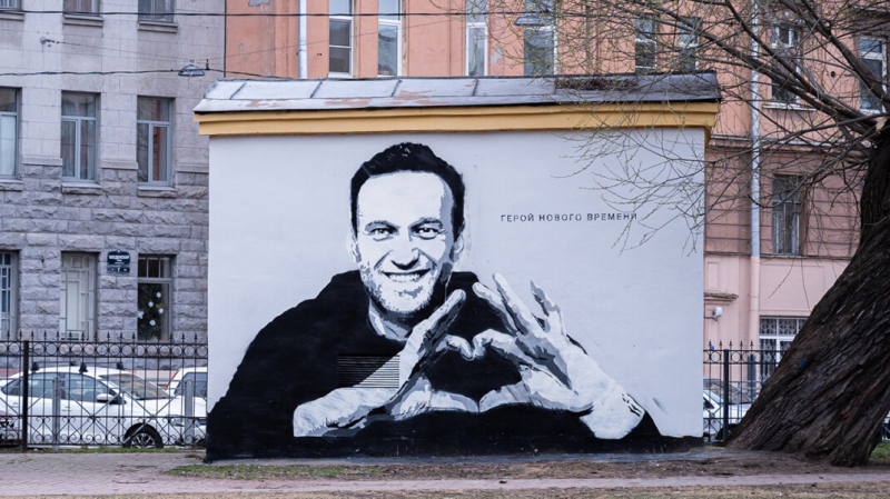 &laquo;Герой нового времени&raquo;. В центре Петербурга появилось граффити с Навальным