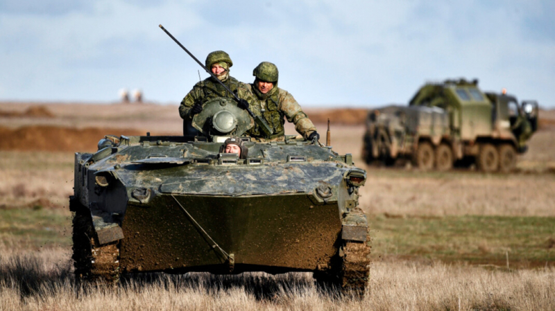 Источник в Кремле назвал стягивание военных в Донбасс &laquo;намеренной демонстрацией силы&raquo;