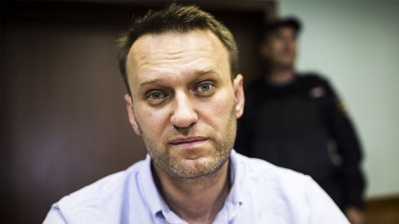 Лечившие Навального врачи призвали срочно обезболить его и перевезти в Москву