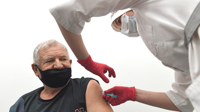 Магаданские власти пообещали пожилым людям по 1000 рублей за прививку от COVID-19