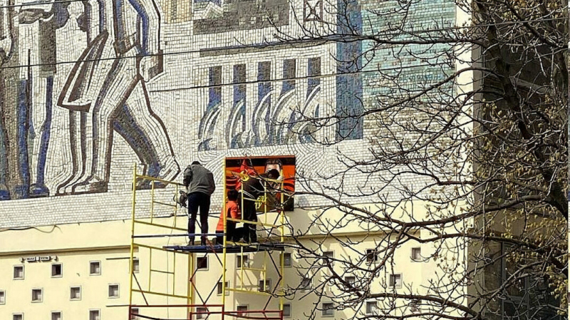 Мозаичное панно &laquo;Наука&raquo; на столичной улице закрыли портретом Сталина. В Мосгордуме требуют его демонтировать