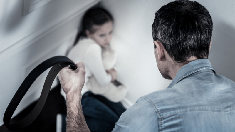 На полицейских, которые пять лет не реагировали на избивавшего малолетних дочерей отца, завели дело