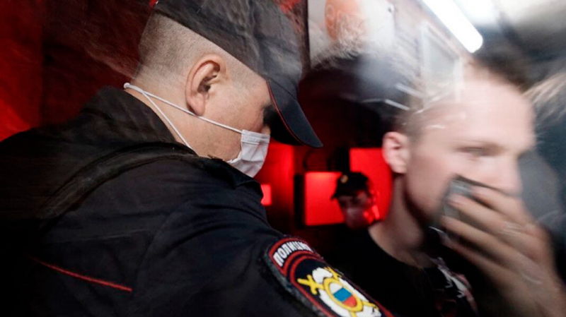 На вечер в поддержку ЛГБТ пришла полиция и провластные активисты. Организаторы заявили о срыве мероприятия