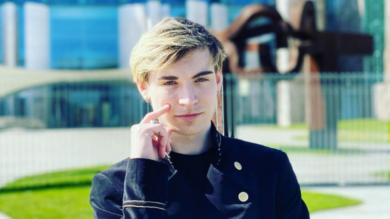 На ведущего RT Антона Красовского подали жалобу в прокуратуру за слова о «протестующих-дебилах»