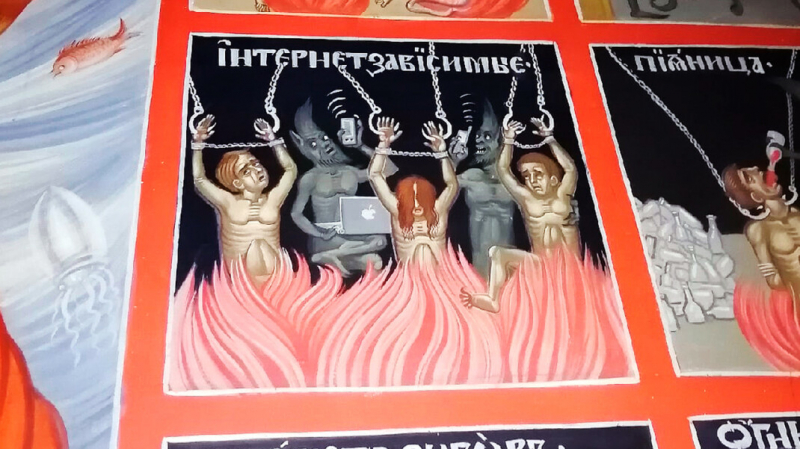 &laquo;Нечистые духи не стоят на месте&raquo;. Храм в Тверской области украсили фресками с чертями и смартфонами