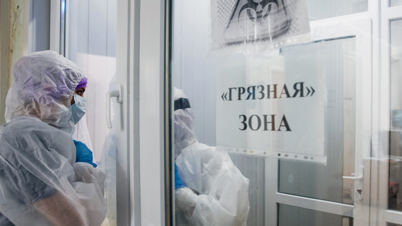 "Никогда так не работали, в туалет не успеваешь сходить". Репортаж из киевской больницы, куда поступают больные с коронавирусом