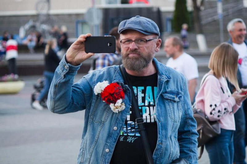 "Они разрушили мой мир и семью". Власти Беларуси выслали в Россию отца семейства, в Литву &ndash; его сына и отправили под арест жену 