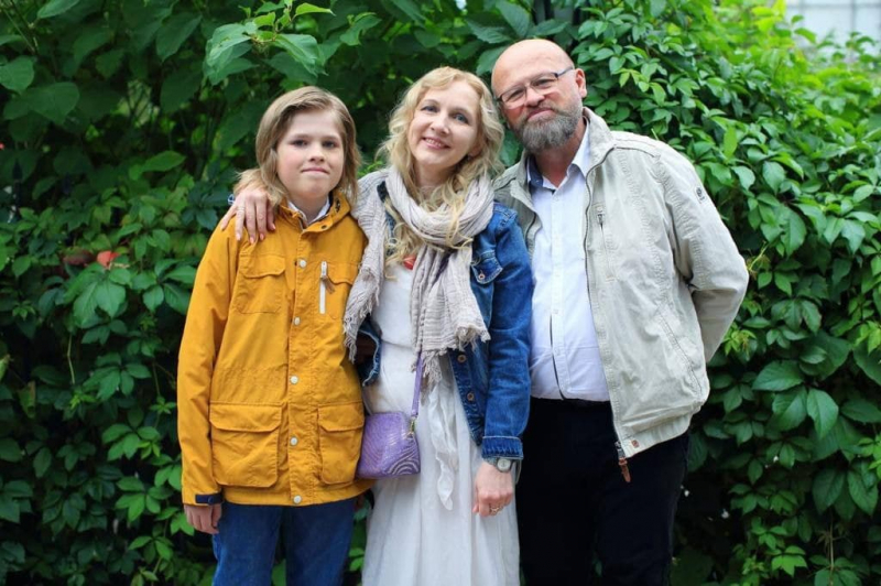 "Они разрушили мой мир и семью". Власти Беларуси выслали в Россию отца семейства, в Литву &ndash; его сына и отправили под арест жену 