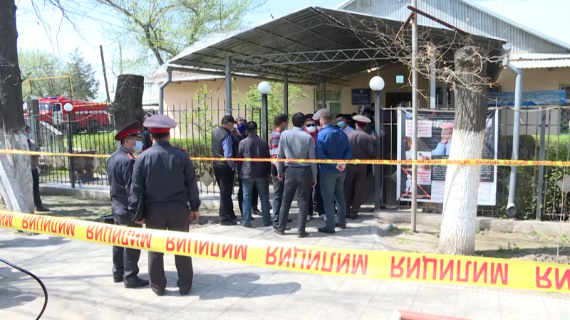 "Первым требованием была отмена кредитов". Возле Бишкека женщины захватили здание сельуправы и угрожали самосожжением