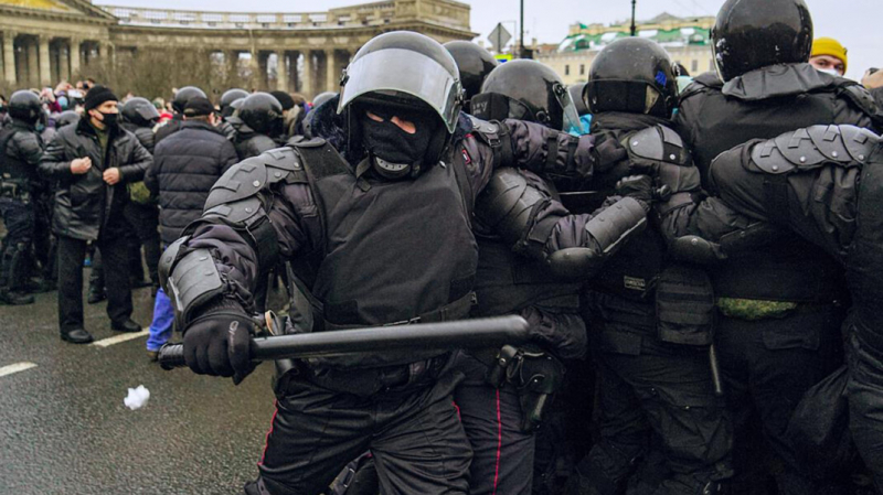 Полиция объяснила избиение корреспондента &laquo;Эха Москвы&raquo; на акции протеста проверкой документов