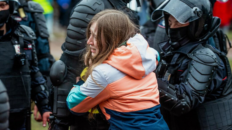 Полиция Петербурга назвала законным применение электрошокеров против протестующих на акции 21 апреля