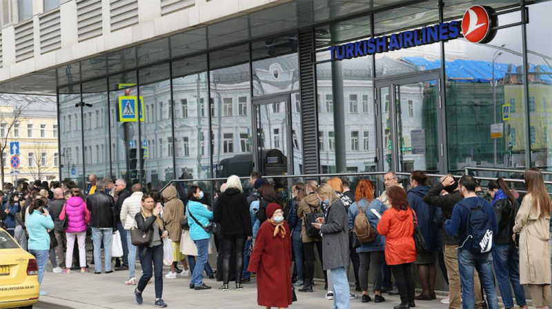 После отмены рейсов у московского офиса &laquo;Турецких авиалиний&raquo; выстроилась огромная очередь