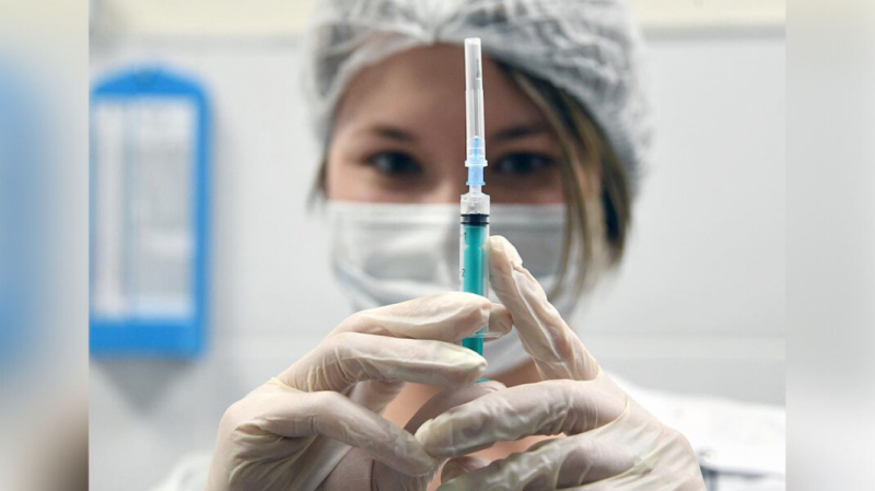 Прививки от коронавируса в России обойдутся бюджету почти в 76 млрд рублей за три года