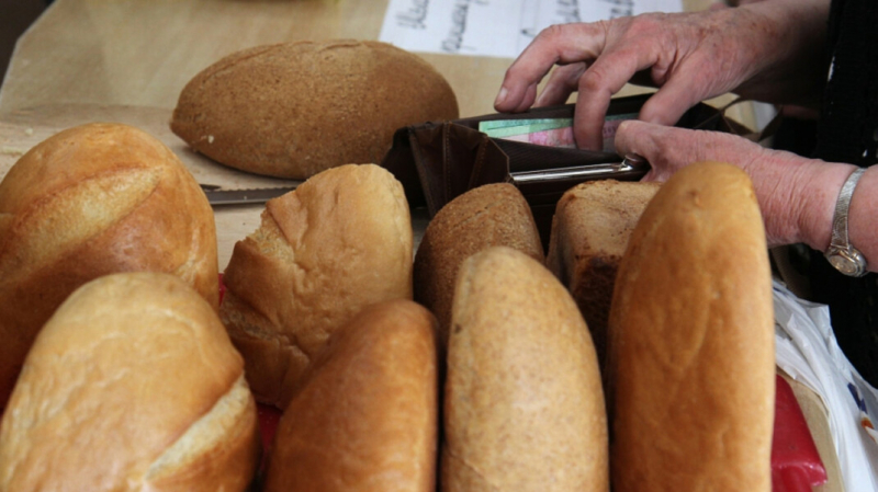 Реальные доходы российских граждан в начале этого года продолжили падение