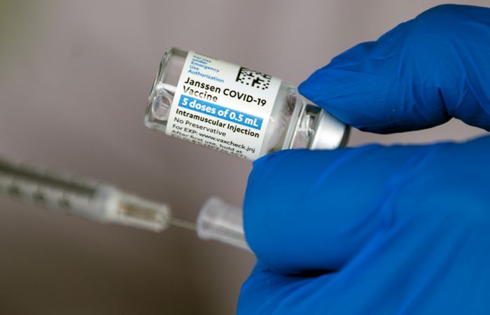 Регуляторы США разрешили возобновить использование вакцины от J&J