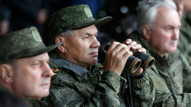 Шойгу объявил о переброске войск на &laquo;западные рубежи&raquo; из-за роста сил НАТО у границ