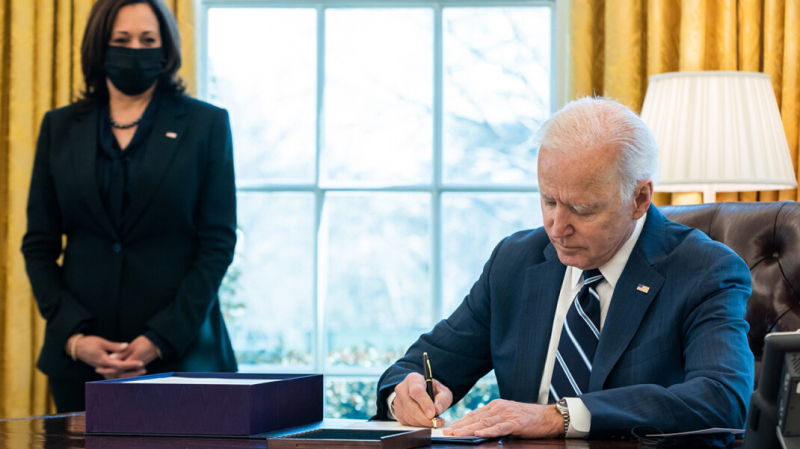 США введут санкции против госдолга России из-за кибератак и вмешательства в выборы