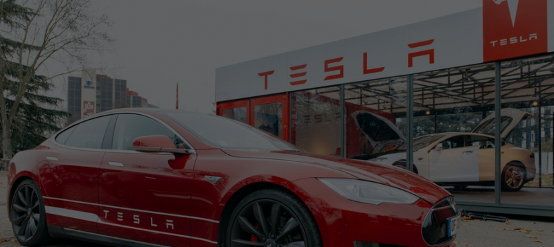 &laquo;Теслу&raquo; смогли перехитрить: специалистам удалось заставить электромобиль ехать на автопилоте без контроля водителя 