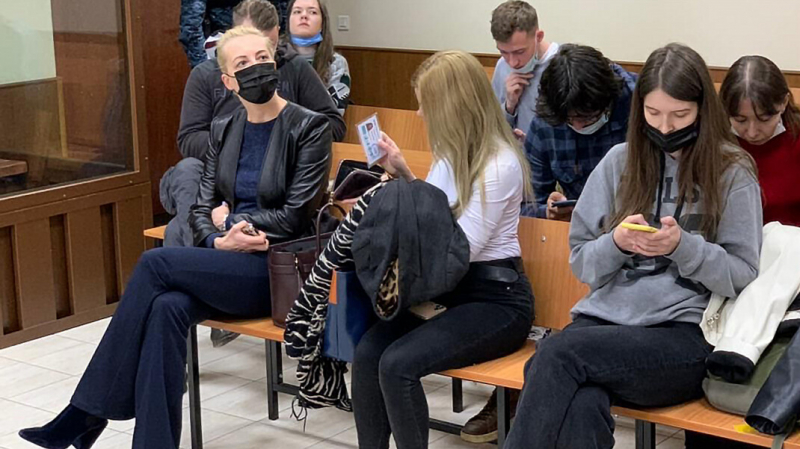 «Ужасно рад тебя видеть». Навальный поговорил с женой на заседании суда и рассказал о своём самочувствии