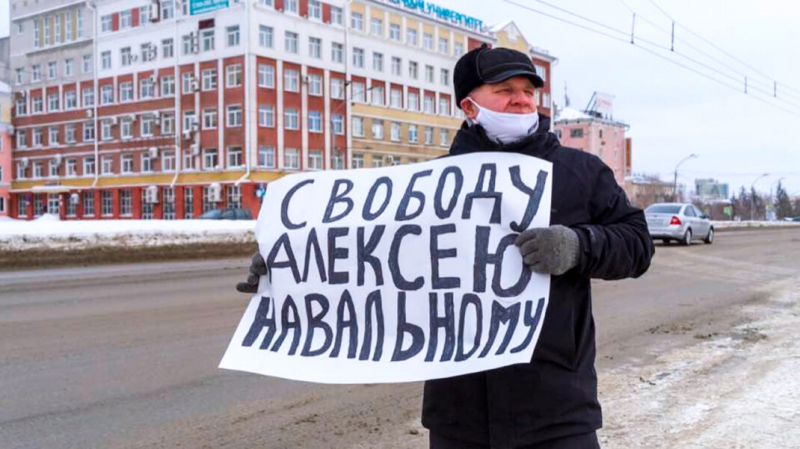 В Барнауле задержали активиста за надпись &laquo;Путина &mdash; в отставку!&raquo; на маске. На него завели дело