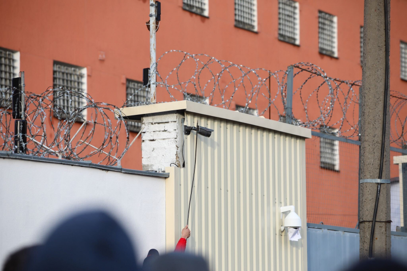 "В двуместной камере 10 человек, выливают ведро хлорки, дышать нечем". Арестованные рассказывают о пытках в белорусских СИЗО