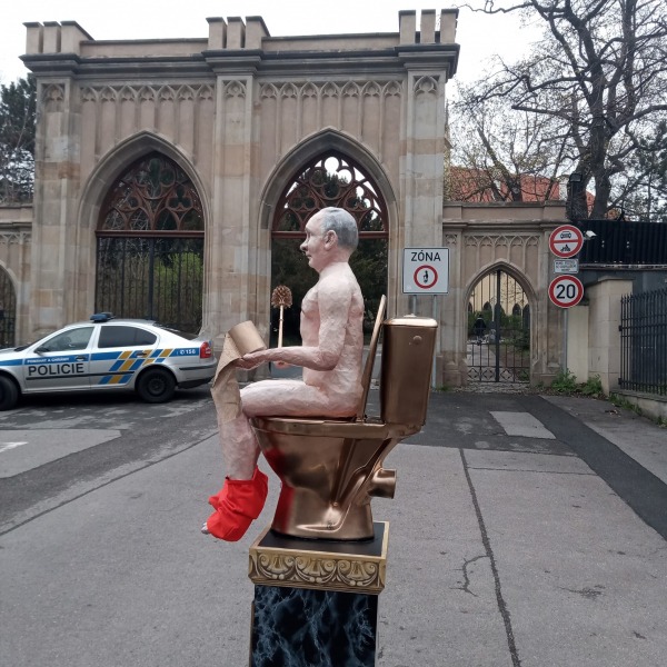 В Праге у здания консульства РФ активисты поставили золотой унитаз и посадили на него Путина: они требуют отпустить Навального