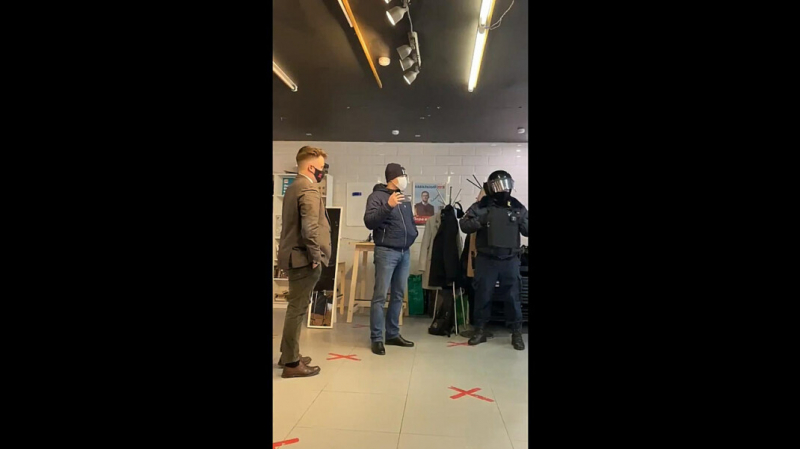 В Санкт-Петербурге полиция забрала из штаба Навального наклейки с надписью «Россия будет счастливой»