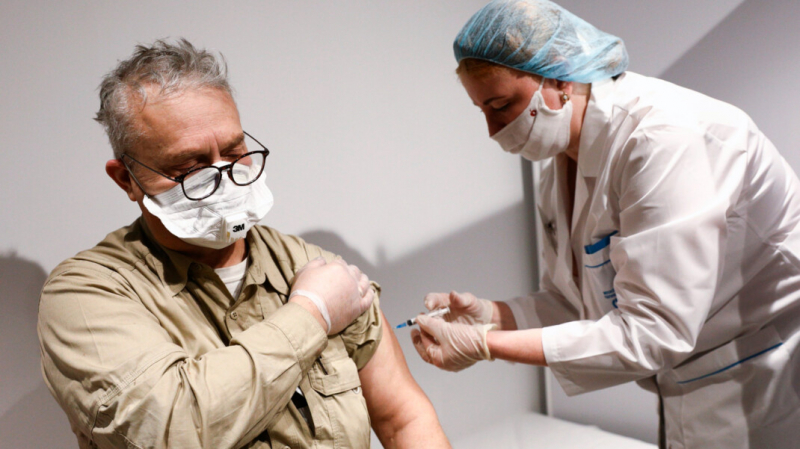 Власти пообещали пожилым москвичам, привившимся от коронавируса, подарочные карты на 1000 рублей