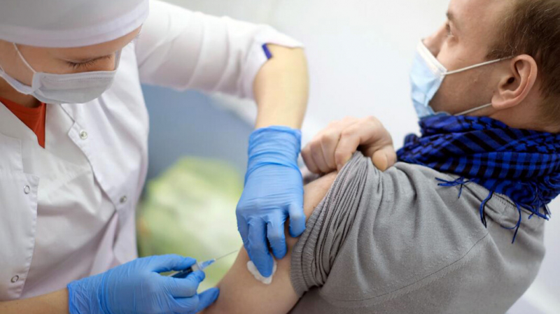 Власти запустят масштабную рекламную кампанию в поддержку вакцинации «на всех кнопках» телевизора