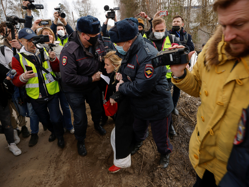 Возле колонии в Покрове, где сидит Навальный, задержали главу "Альянса врачей" Васильеву и нескольких журналистов 