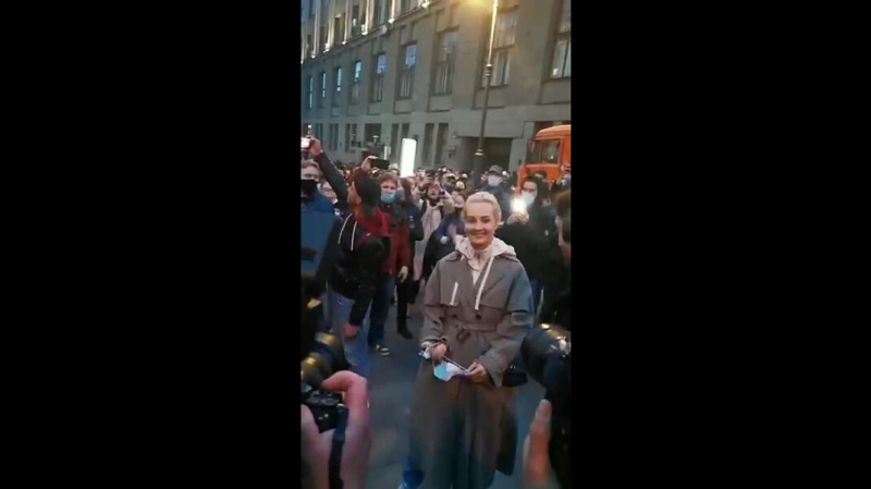 Жена Навального пришла на акцию в его поддержку в Москве. Её встретили аплодисментами