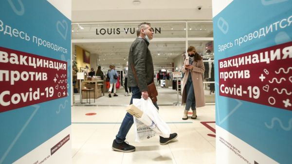 Собянин посетовал на малое число привившихся в Москве. Это необычная для него риторика