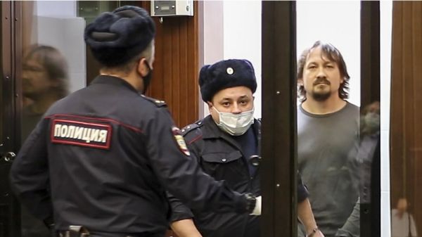 Подложившие Ивану Голунову наркотики полицейские получили сроки до 12 лет