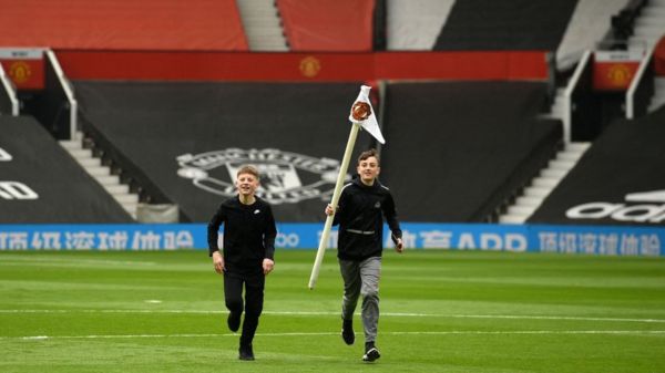 Фанаты "Манчестер Юнайтед" сорвали матч с "Ливерпулем". Они недовольны владельцами своего клуба