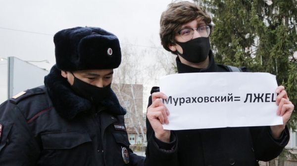 Бывшего главврача больницы, где лечили Навального, нашли живым