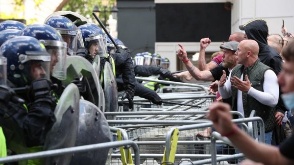 Протесты в Лондоне и Париже переросли в столкновения с полицией. Фото