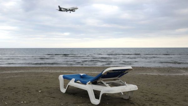 Коронавирус: Кипр открывается для привитых, ЕС отказался от AstraZeneca, в Британии разрешат обниматься