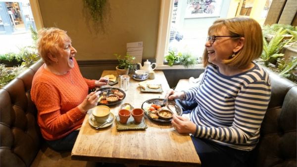 Коронавирус: британцы вернулись в пабы и музеи, японцы не хотят Олимпиады