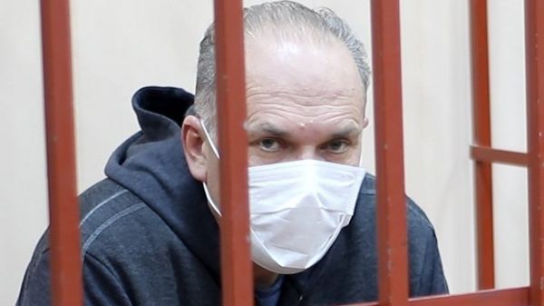 Михаилу Меню избрали меру пресечения. В суд его привезли в наручниках и посадили в клетку