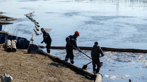 "Узлов учёта нигде нет". Из нефтепровода в Коми вытекло сто тонн топлива