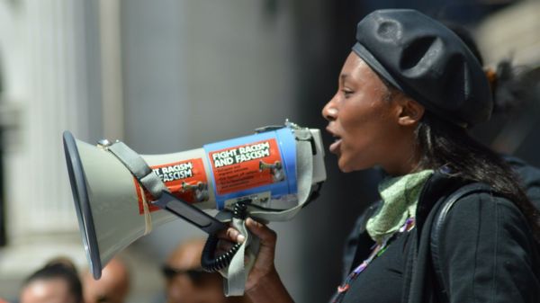 В Лондоне выстрелом в голову ранена активистка BLM. Ее подруга говорит, что случайно