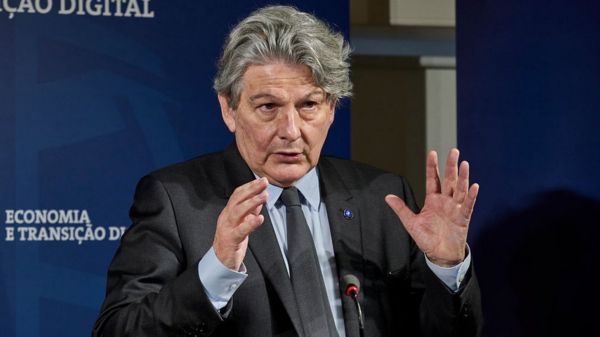 Коронавирус: Кипр открывается для привитых, ЕС отказался от AstraZeneca, в Британии разрешат обниматься