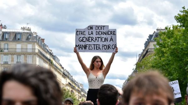 Протесты в Лондоне и Париже переросли в столкновения с полицией. Фото