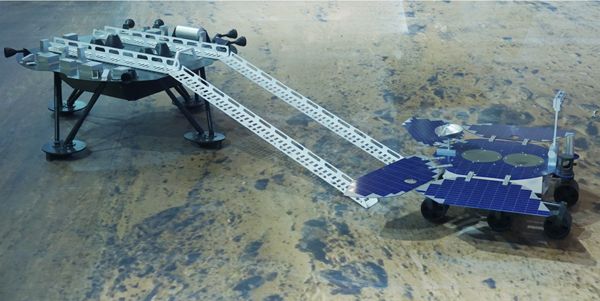 Китайский марсоход "Чжужун" прислал на землю первые фото