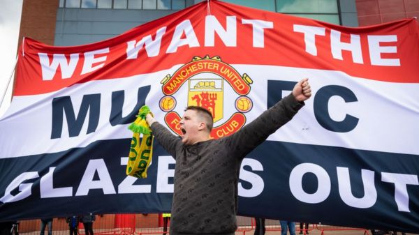 Фанаты "Манчестер Юнайтед" сорвали матч с "Ливерпулем". Они недовольны владельцами своего клуба