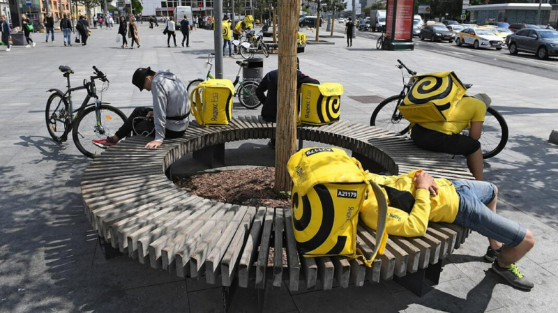 Более ста курьеров «Яндекс.Лавки» угрожают выйти на забастовку из-за троекратного снижения оплаты труда