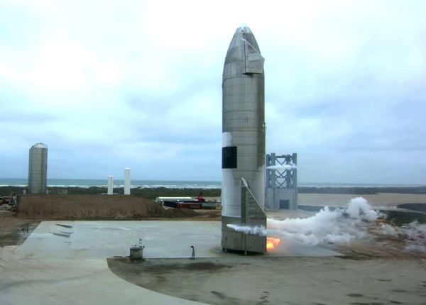 "Старшип" Илона Маска впервые взлетел, совершил посадку - и при этом не взорвался